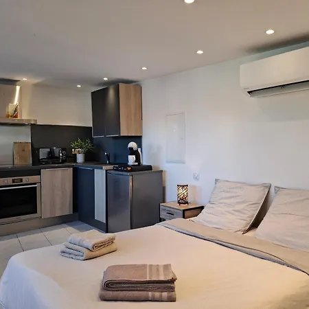 شقة De La Therese, Piscine & Jardin *