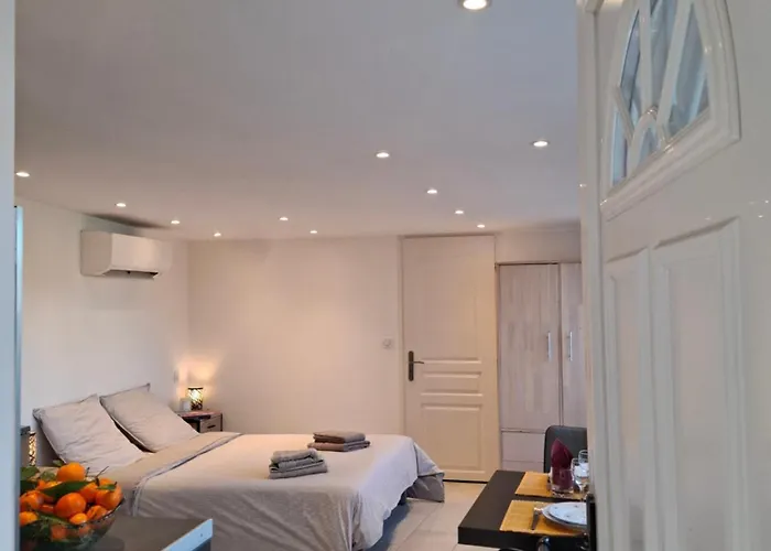 Apartmán De La Therese, Piscine & Jardin