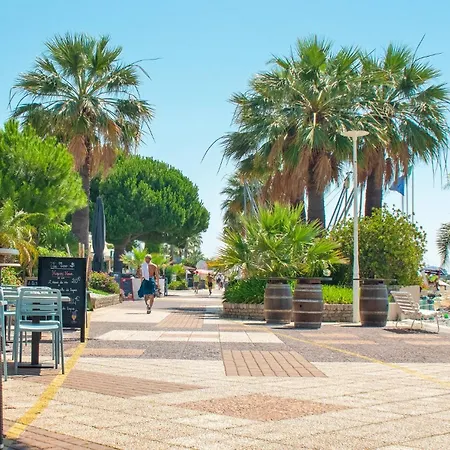 De La Therese, Piscine & Jardin *