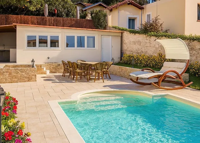 アパート De La Therese, Piscine & Jardin サン・ローラン・デュ・ヴァール