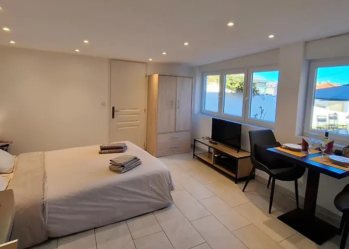 De La Therese, Piscine & Jardin アパート *