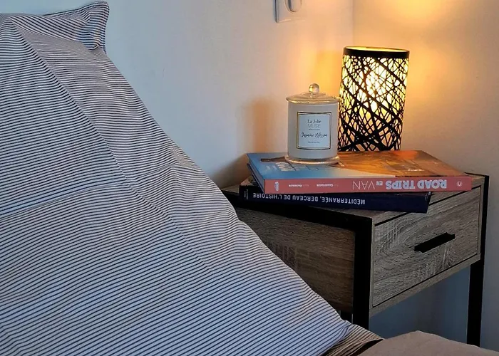 De La Therese, Piscine & Jardin アパート