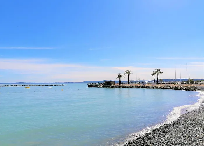 De La Therese, Piscine & Jardin アパート